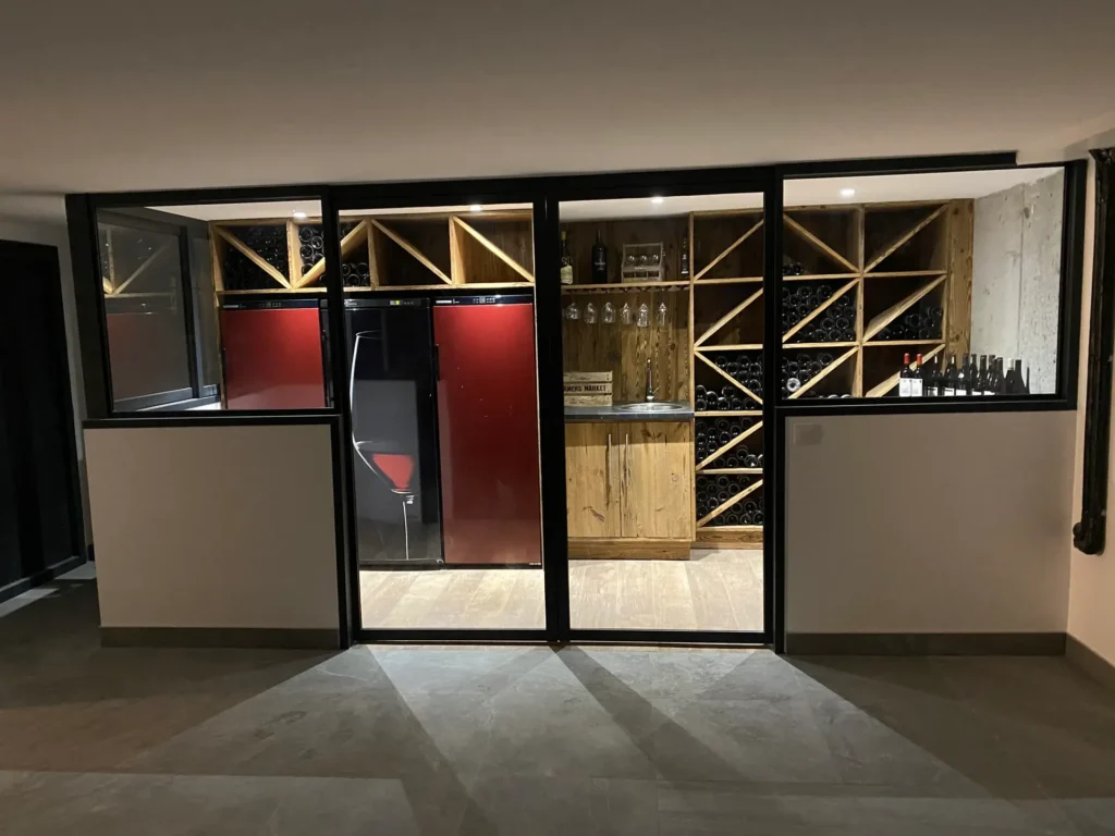 Agencement sur-mesure avec cave à vin et rangements vitrés