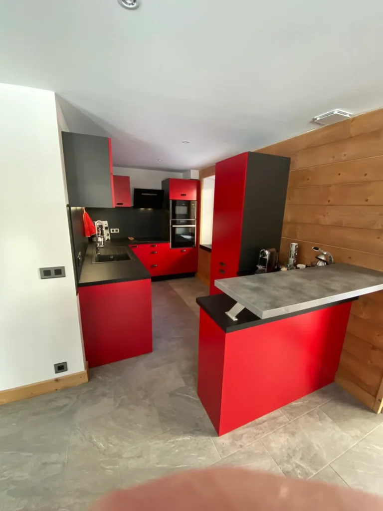 Cuisine rouge et bois avec bar en béton