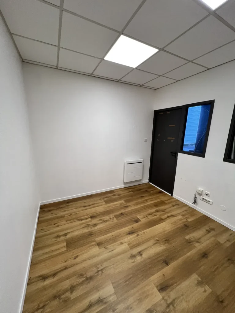 Bureau rénové à Miribel : porte anthracite vitrée, dalle LED encastrée et convecteur