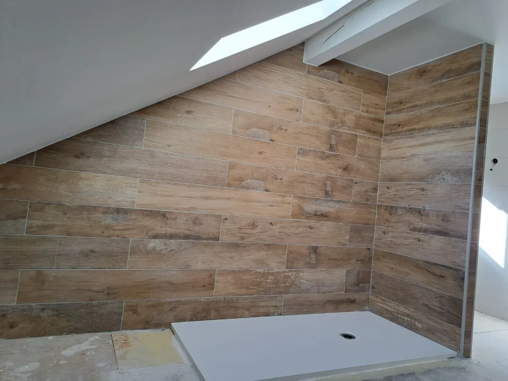 Rénovation complète sous combles : receveur de douche et carrelage imitation bois