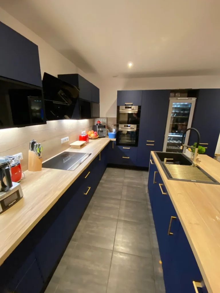Cuisine bleu nuit avec plan de travail bois
