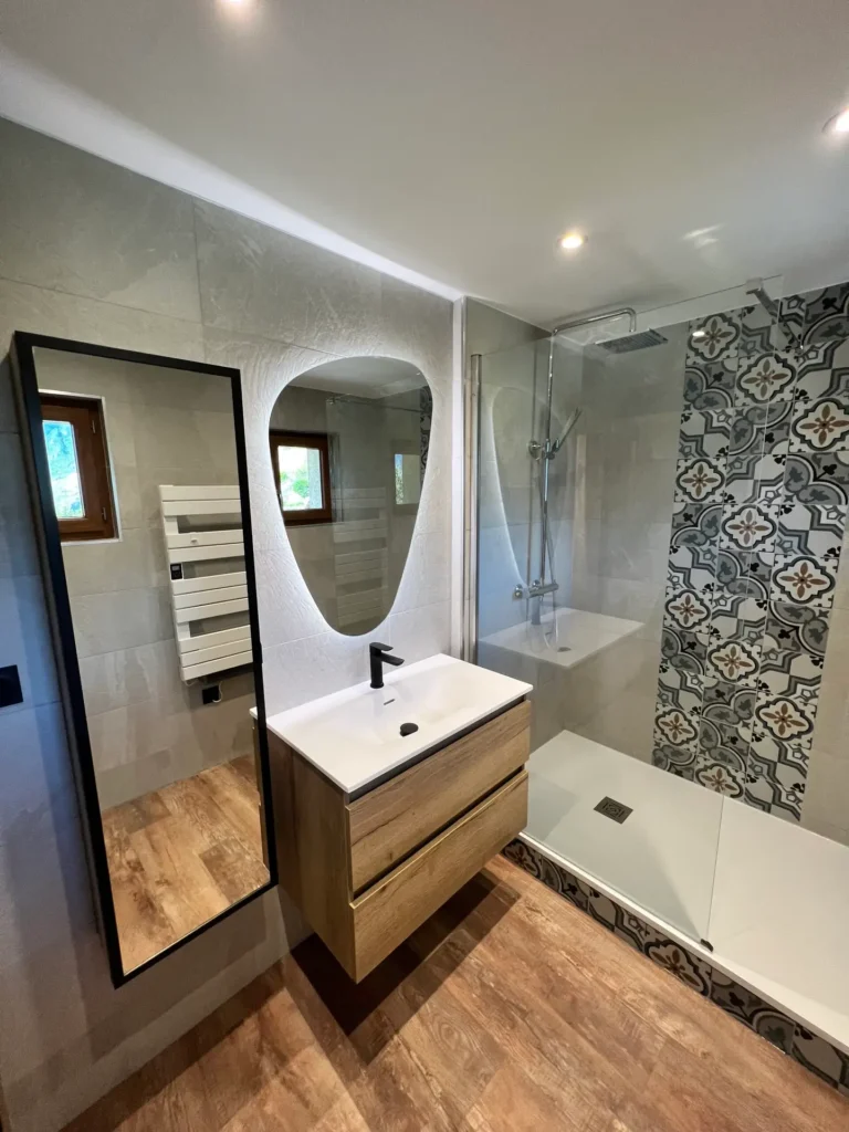 Salle de bain rénovée avec douche à l'italienne et carreaux de ciment