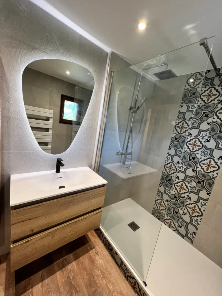 Salle de bain moderne avec miroir LED et meuble vasque bois