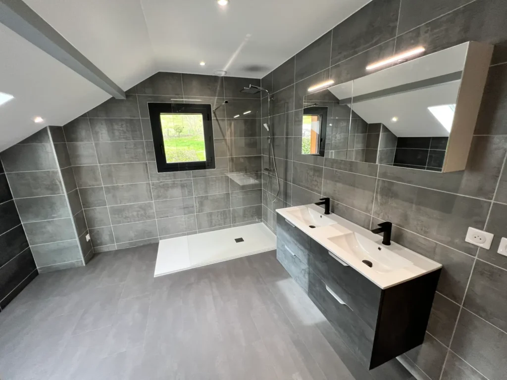 Salle de bain aménagée sous combles avec meuble vasque