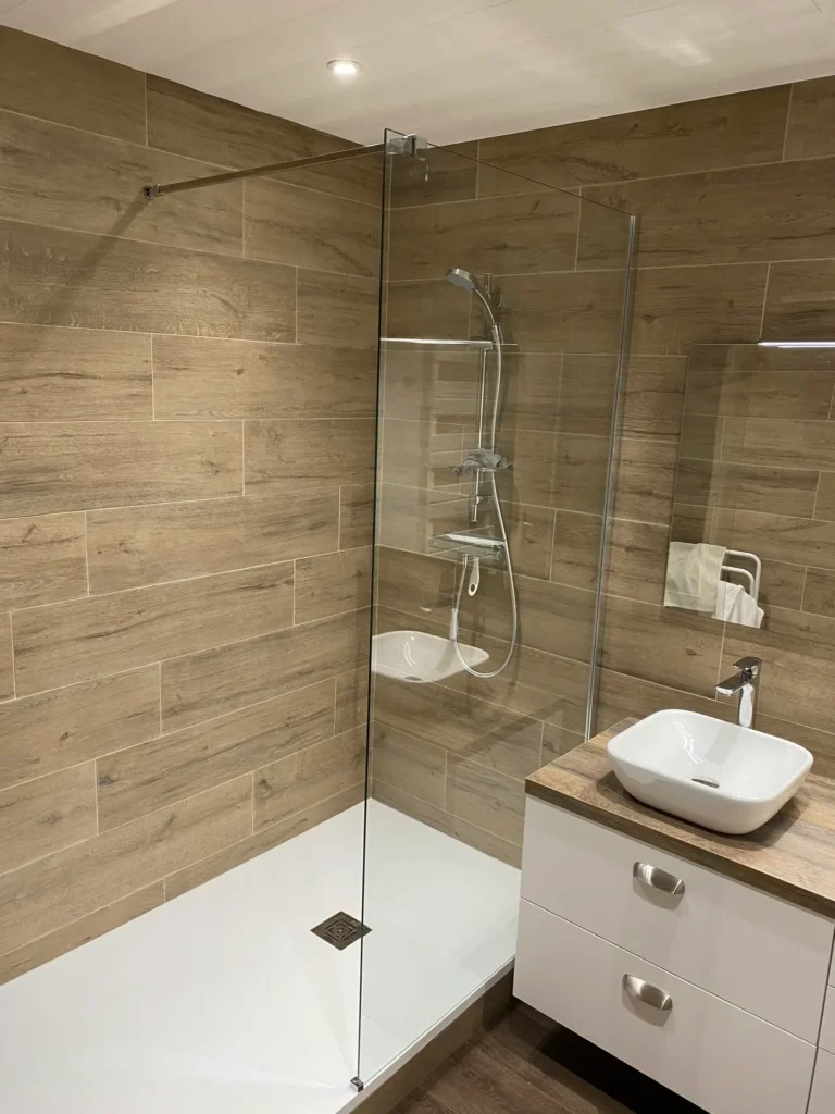 Salle de bain avec douche à l'italienne et faïence effet bois